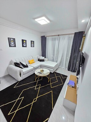 Desk, laptop workspace, iron/ironing board, free WiFi - Gold Park- The Urban Pearl (Nairobi)