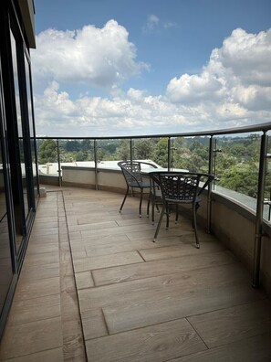Outdoor dining - 2-bedroom apartment in adorable Nairobi with fitness room access (Nairobi)