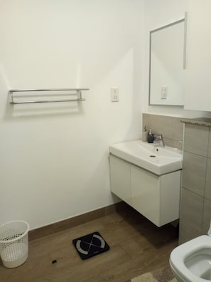 Bathroom - 2-bedroom apartment in adorable Nairobi with fitness room access (Nairobi)