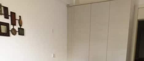 2 عدّة غرف نوم ومكواة/لوح كي وخدمة الإنترنت وملاءات أسرّة