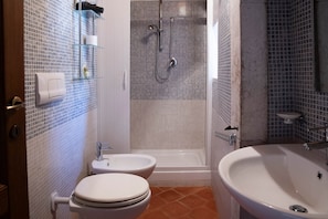 Bathroom - Domus Paulae, Room 5 AQ (Barisciano)