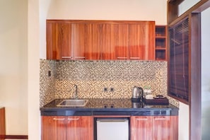 Deluxe Suite, Garden View | Private kitchen