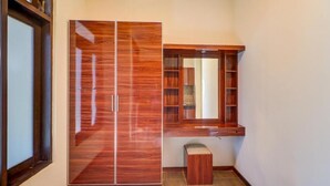 Une pièce comprenant une armoire, un banc et une étagère.