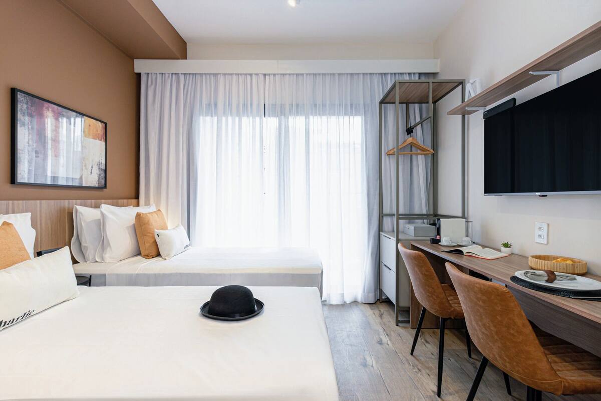 Studio Solteiro com Varanda | Espacio para trabajar con laptop, wifi gratis y ropa de cama 