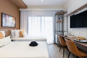 Studio Solteiro com Varanda | Espacio para trabajar con laptop, wifi gratis y ropa de cama 