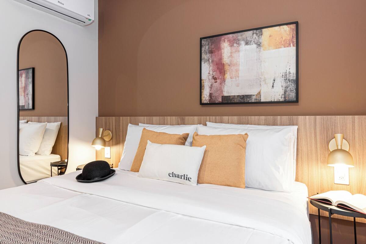 Studio Casal com Varanda | Espacio para trabajar con laptop, wifi gratis y ropa de cama 