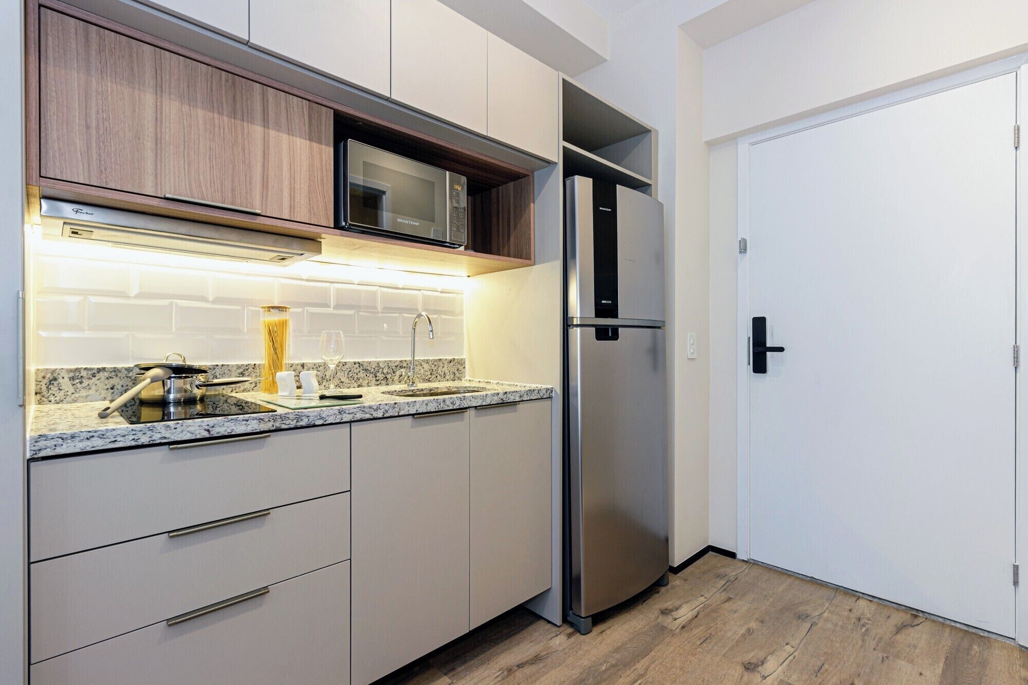 Studio Solteiro com Varanda | Private kitchenette | Espresso maker, fridge, microwave, stovetop