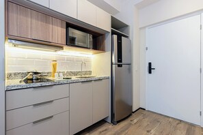 Studio Solteiro com Varanda | Bếp nhỏ riêng | Dụng cụ pha espresso, tủ lạnh, lò vi sóng, bếp nấu 