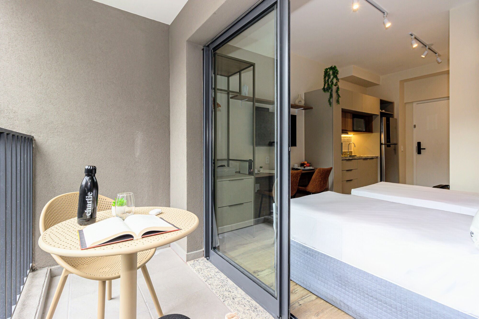 Studio Solteiro com Varanda | Balcony
