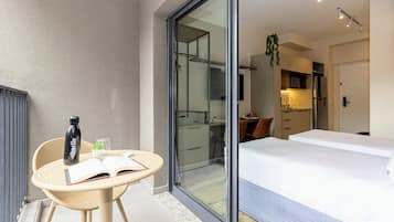 Studio Solteiro com Varanda | Balcony