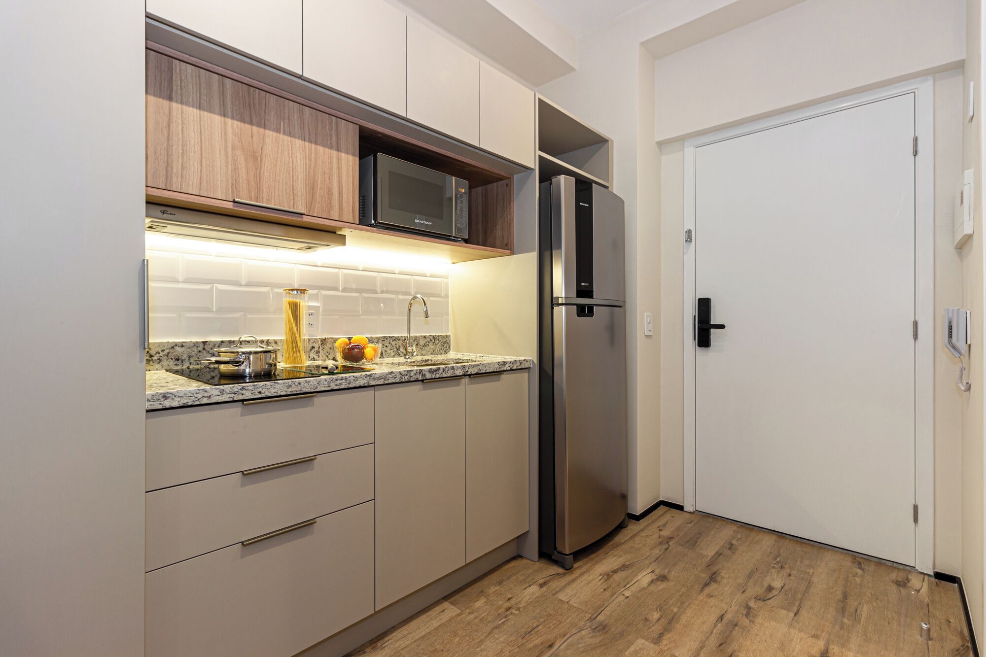 Studio Casal com Varanda | Private kitchen | Espresso maker, fridge, microwave, stovetop