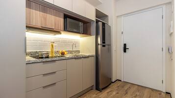 Studio Casal com Varanda | Private kitchen | Espresso maker, fridge, microwave, stovetop