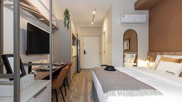 Studio Casal com Varanda | Laptop workspace, WiFi (free), bed sheets
