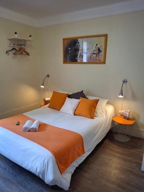 Desk, laptop workspace, WiFi (free) - LOGIS HOTEL DES REMPARTS (Saint-Lô)