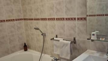 Habitación doble | Baño | Bañera, secador de pelo, toallas y jabón