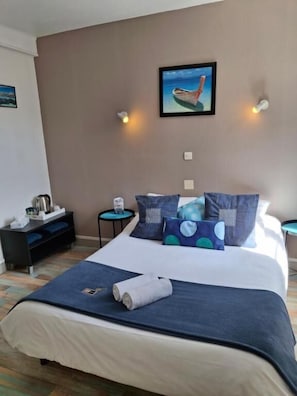 Desk, laptop workspace, free WiFi - LOGIS HOTEL DES REMPARTS (Saint-Lô)