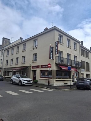 Exterior - LOGIS HOTEL DES REMPARTS (Saint-Lô)