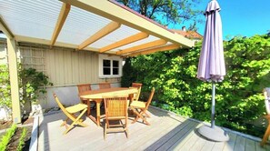 Outdoor dining - Mercury House – Views of Nidaros Cathedral, free parking, and a central location (Trøndelag)