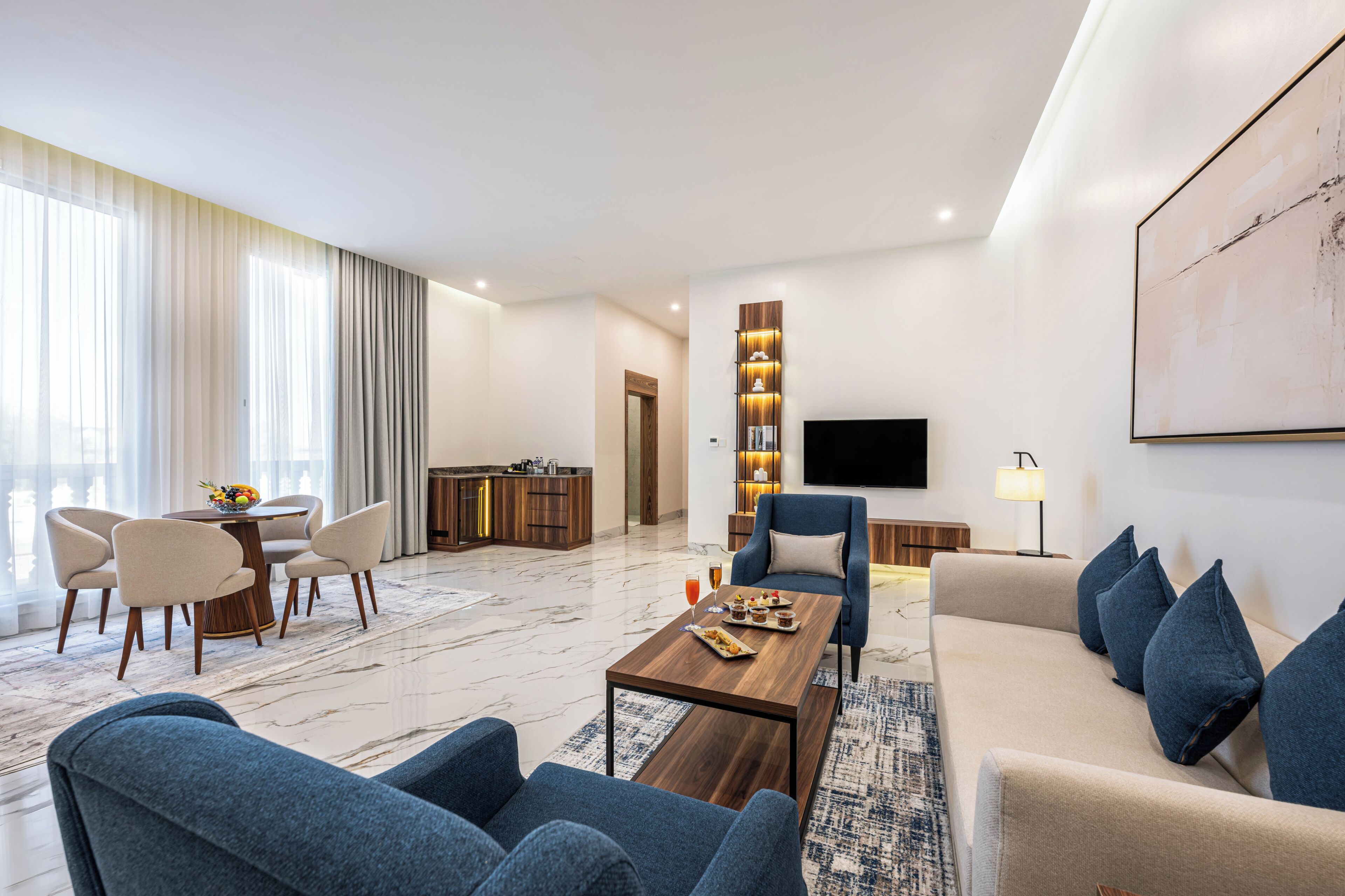 Panoramic-Suite, Stadtblick | Wohnbereich | 40-Zoll-Flachbildfernseher mit Satellitenempfang