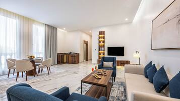 Panoramic-Suite, Stadtblick | Wohnbereich | 40-Zoll-Flachbildfernseher mit Satellitenempfang