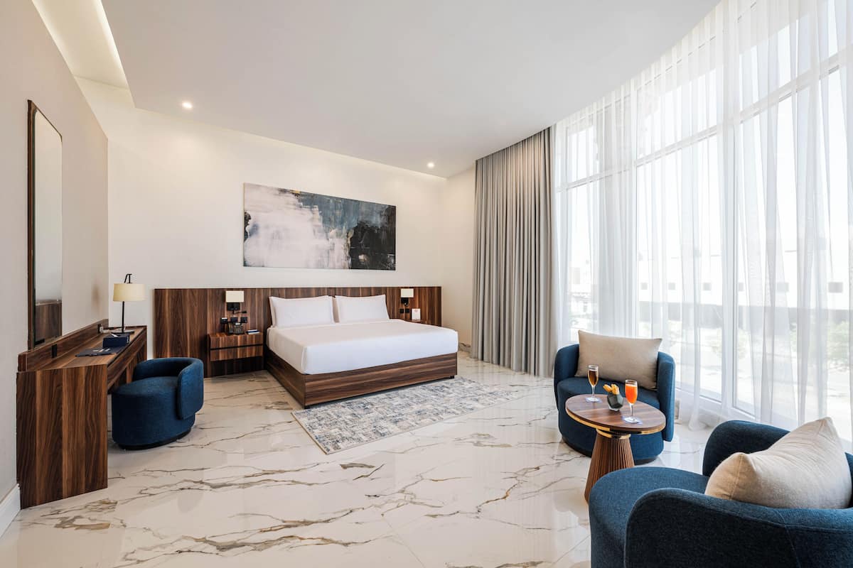 Suite panorámica, vista a la ciudad | Sábanas de algodón egipcio, ropa de cama de alta calidad y minibar
