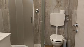 Doccia, bidet, asciugamani, shampoo