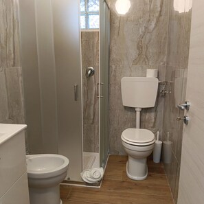 Doccia, bidet, asciugamani, shampoo