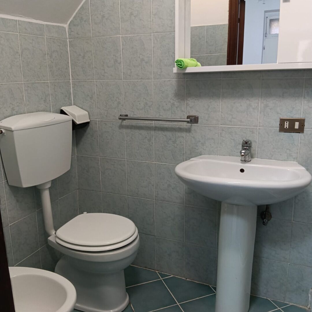 Douche, bidet, serviettes fournies, shampoing