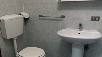 Douche, bidet, serviettes fournies, shampoing