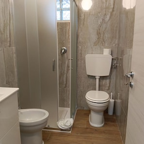 Dusche, Bidet, Handtücher, Shampoo