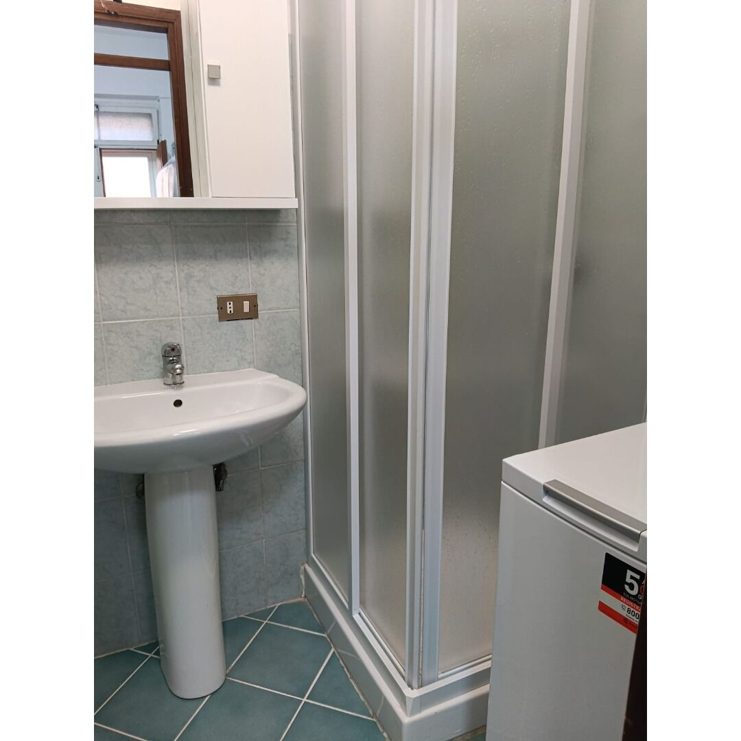 Douche, bidet, serviettes fournies, shampoing