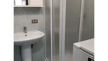 Douche, bidet, serviettes fournies, shampoing