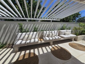A white outdoor seating area with a sofa and two woven rugs. - Casa Estilo Deco Luxury Villa with Saltwater Pool (Biograd na Moru)