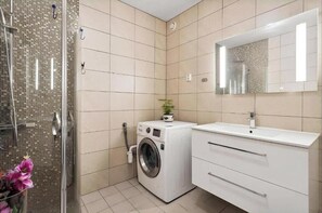 Bathroom - Stylish and modern apartment in the heart of Trondheim—free parking included (Trøndelag)