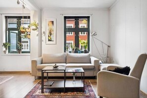 Living area - Stylish and modern apartment in the heart of Trondheim—free parking included (Trøndelag)
