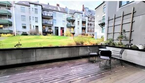 Outdoor dining - Stylish and modern apartment in the heart of Trondheim—free parking included (Trøndelag)