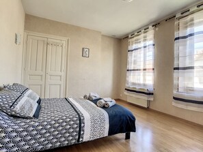 A bedroom with a bed, a wardrobe, a radiator, and a window with curtains. - Family-friendly country cottage near the Forêt d'Orient Natural Park, (Jasseines)
