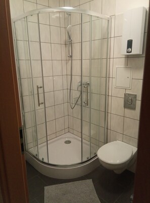 Towels, soap, toilet paper - Modern studio apartment with a kitchen and bathroom (Berlin)
