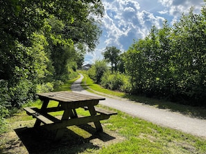 Outdoor dining - Just 20 minutes from Rennes, a 3-bedroom apartment—one bedroom with an en suite shower room—and sunny terraces!! (Châteaugiron)