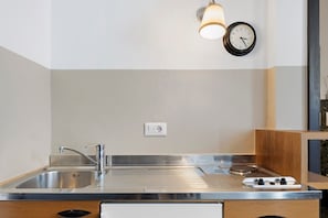 Coffee/tea maker, fridge, stovetop, electric kettle