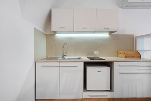 Coffee/tea maker, fridge, stovetop, electric kettle