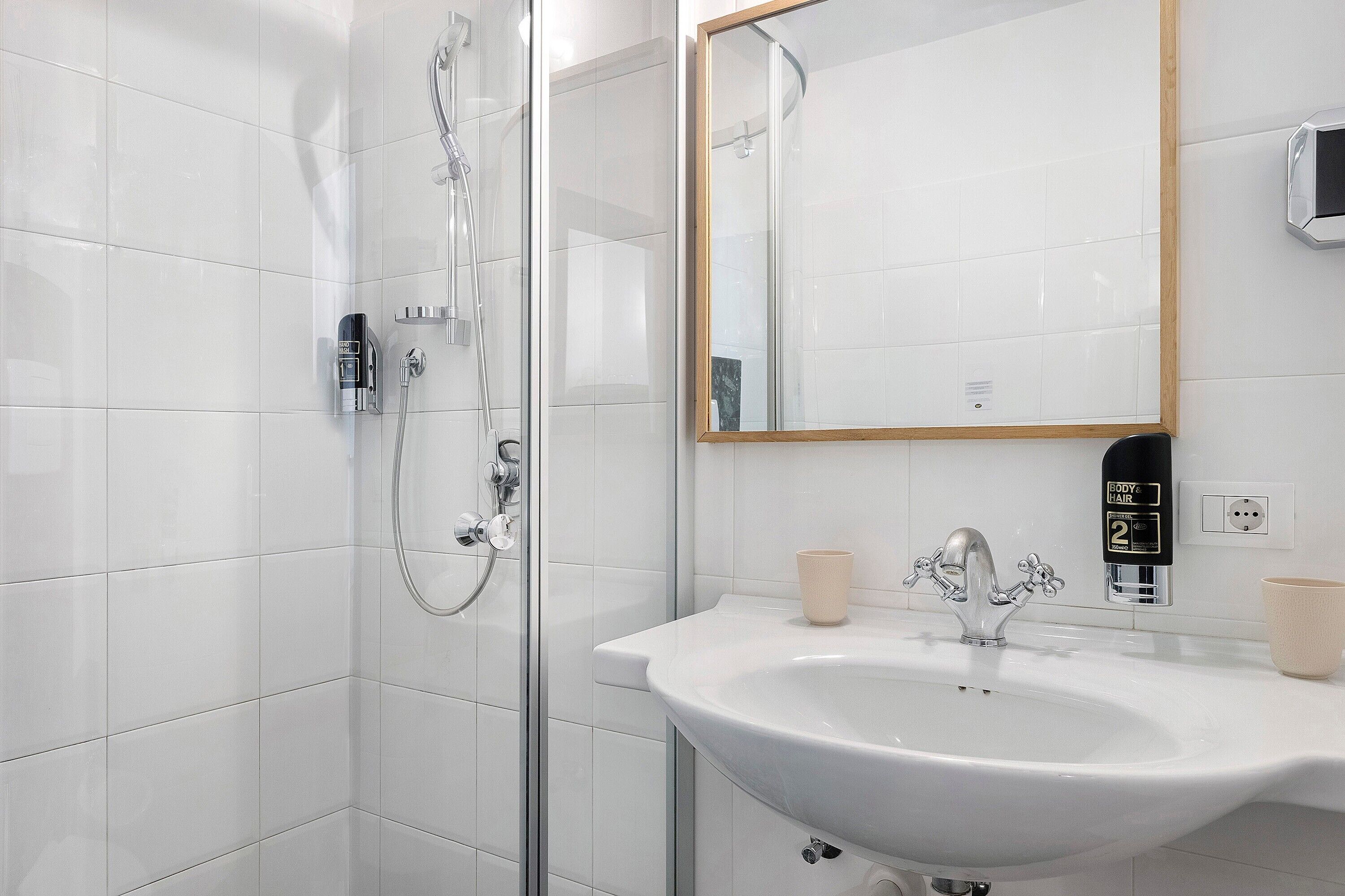 Douche, sèche-cheveux, serviettes fournies