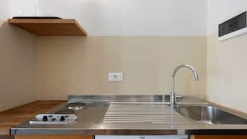 Coffee/tea maker, fridge, stovetop, electric kettle