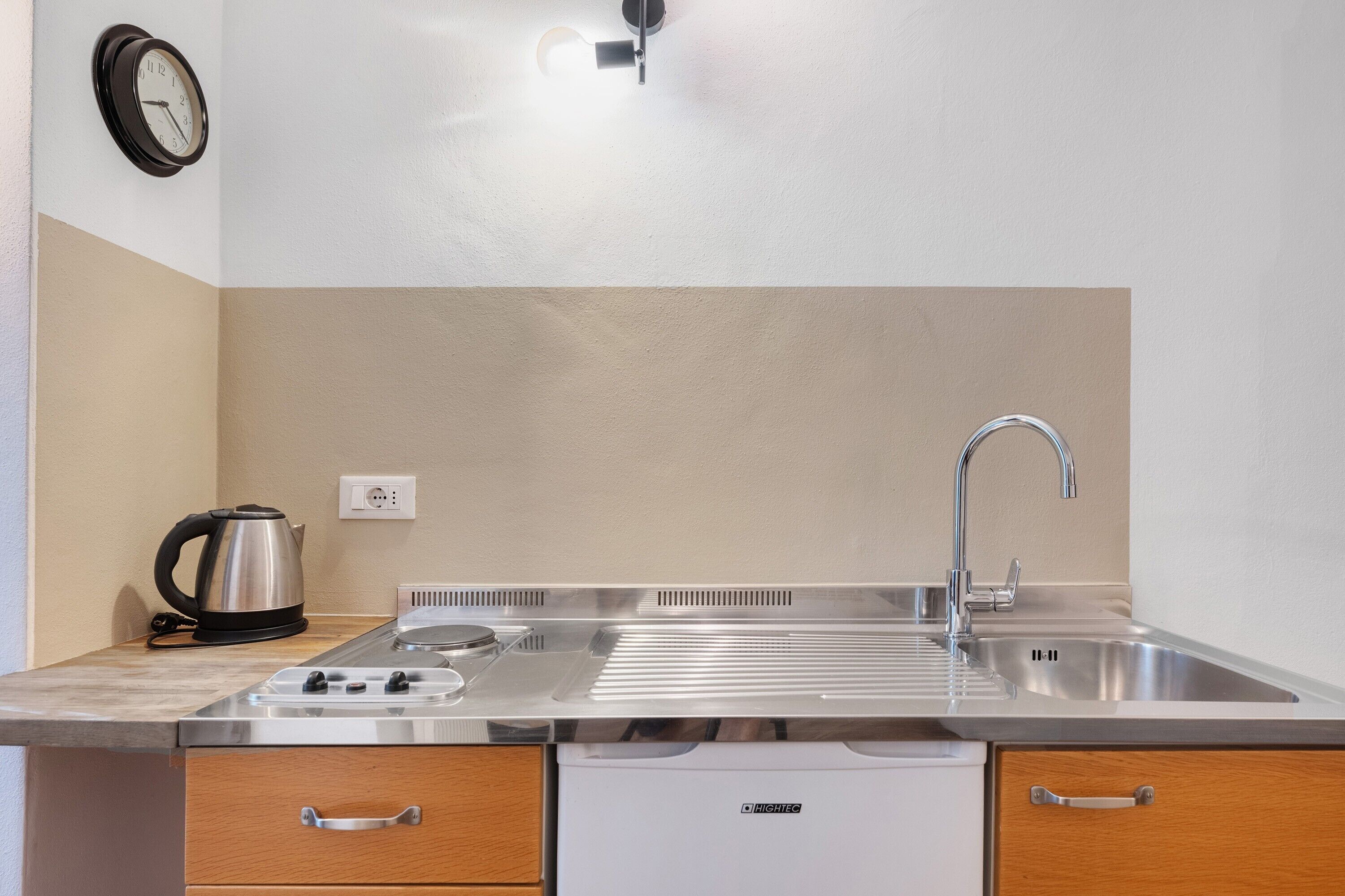 Coffee/tea maker, fridge, stovetop, electric kettle