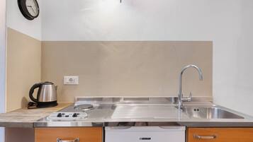 Coffee/tea maker, fridge, stovetop, electric kettle