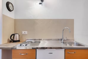 Cafetière/bouilloire, réfrigérateur, plaque de cuisson