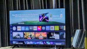 Een televisie toont een streamingdienstinterface met meerdere app-icoontjes en een trofee die een officiële sponsor aanduidt.