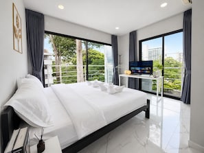 Comfort Double Room, 1 King Bed, Non Smoking, Private Bathroom | City view