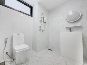 Kahden hengen comfort-huone, 1 suuri parisänky, tupakointi kielletty, oma kylpyhuone | Kylpyhuone | Suihku, hiustenkuivaaja, pyyhkeet, saippua