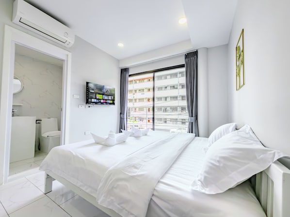 Comfort Double Room, 1 King Bed, Non Smoking, Ensuite | In-room safe, desk, laptop workspace, blackout curtains